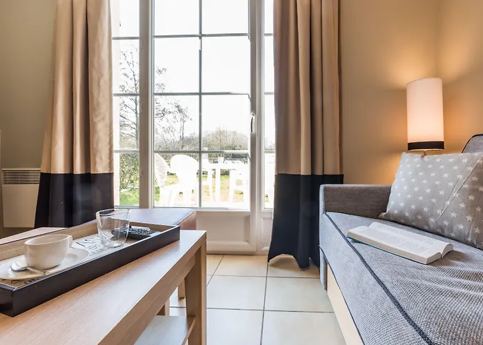 Pierre & Le Port-en-Bessin-Huppain